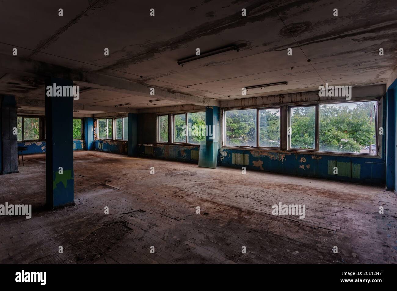 Interni di edifici industriali o di uffici abbandonati al buio Foto Stock