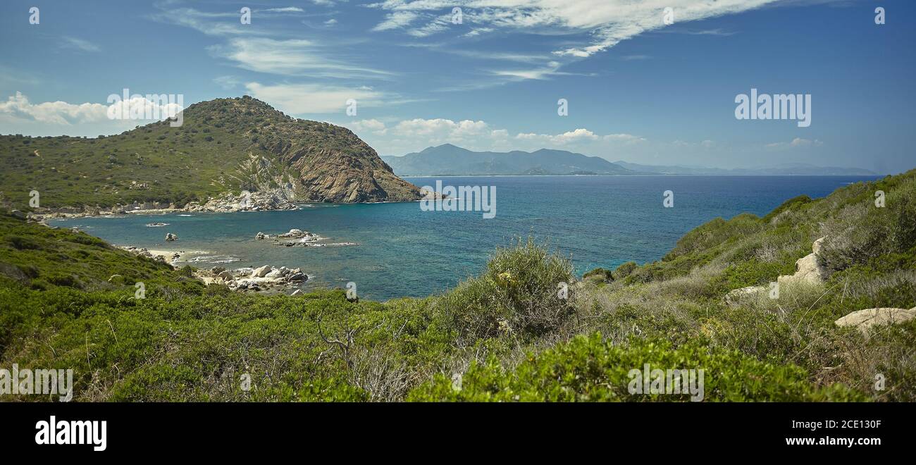 Panorama di una baia naturale in Sardegna Foto Stock