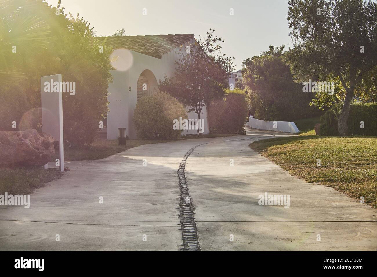 Il vialetto d'ingresso del resort italiano al tramonto. Foto Stock