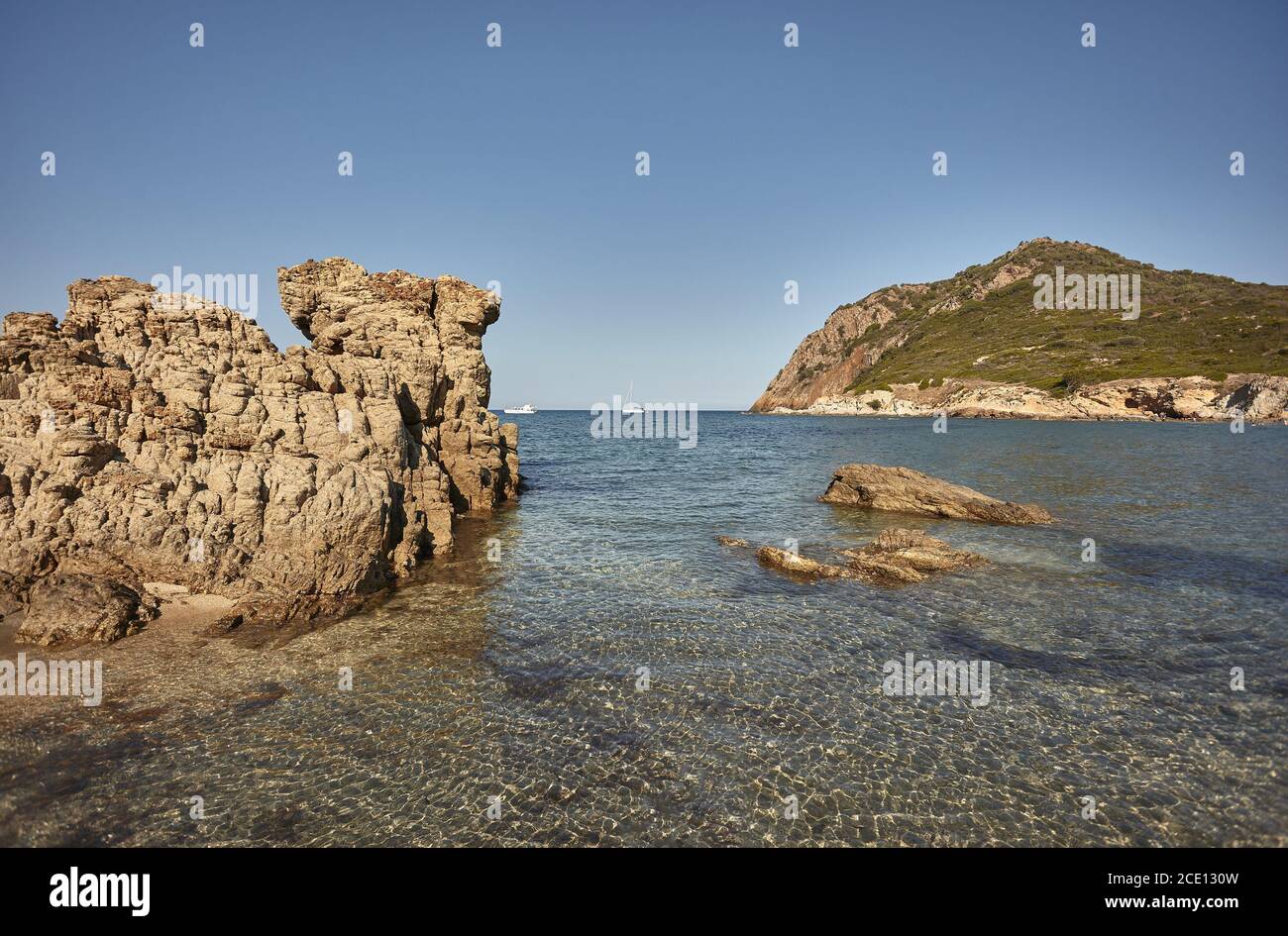 Panorama di rocce che scappano dall'acqua Foto Stock