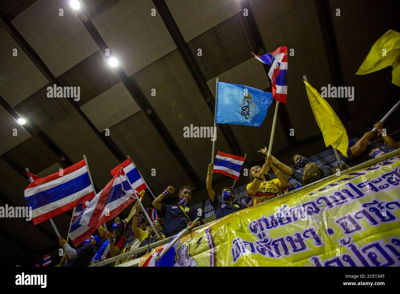 Bangkok, Bangkok, Thailandia. 30 agosto 2020. Circa 1500 persone hanno partecipato ad un rally a Bangkok organizzato dal nuovo gruppo Thai Pak Dee (Tailandese fedele). Creato dall'ex Ministro del Parlamento, il Dott. Warong Dechgitvirom. Il gruppo cerca di resistere a ciò che considera come un attacco alla più alta istituzione della nazione da parte di attivisti favorevoli alla democrazia, alcuni dei quali hanno rilasciato dichiarazioni controverse sulla monarchia nelle recenti proteste. Qualsiasi dichiarazione ritenuta critica o negativa in relazione alla monarchia è illegale in Thailandia, punibile con l'incarcerazione ai sensi dell'articolo 112 della criminalità tailandese Foto Stock