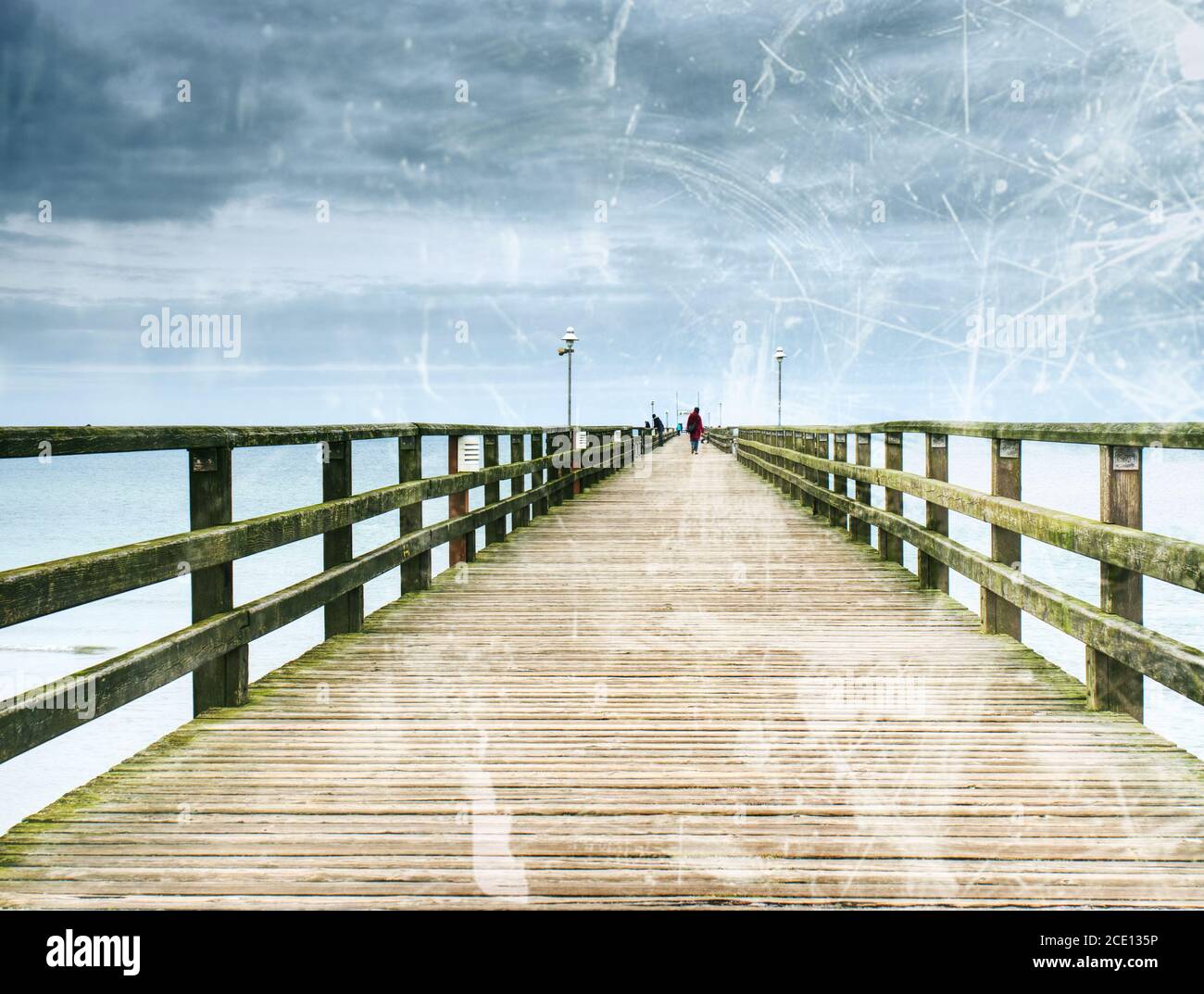 Riassunto. Vecchio ponte in legno sulla spiaggia a Goehren con nessuno. Nebbia autunnale Foto Stock