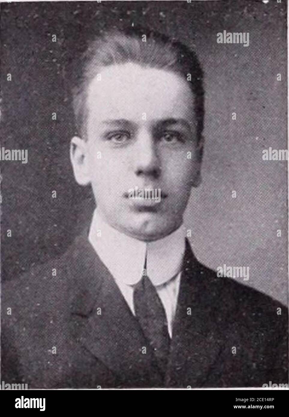 . Vaso Pourri . CHARLES WINNEGAR CRISPELL cms nato il 24 maggio 1894 Kingston, N. Y. è entrato in Andover 1910 Yale Sheffield PAUL COLEMAN CUTLER nato il 23 settembre 1893Present ResidenceEntered Andover 1910 Vienna, AustriaNew York, N. Y. Cornell. ROBERT NEWSON DONNERBorn 17 dicembre 1892 Columbus, Ind. Present BesidenceEntered Andover 1910 K o A Pittsburg, Pennsylvania Yale Sheffield Hockey Team (1912) Foto Stock