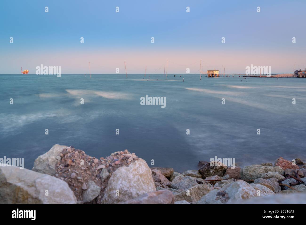 Capanna da pesca con tipica macchina da pesca italiana chiamata 'trabucco', al tramonto, foto a lunga esposizione, Lido di Dante, fiumi uniti Ravenna vicino a Comacchio va Foto Stock