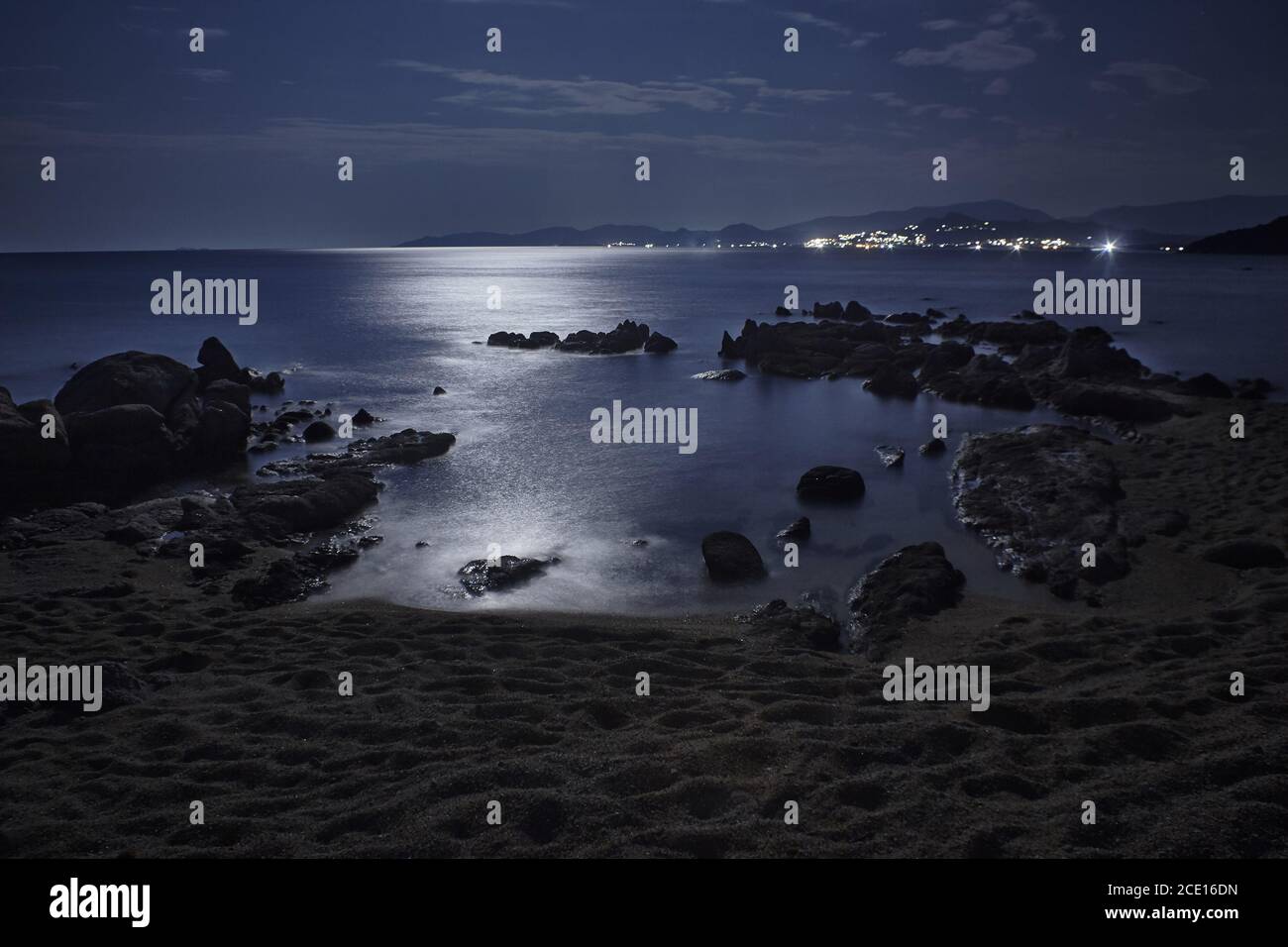 La pace e la tranquillità del mare di notte Foto Stock