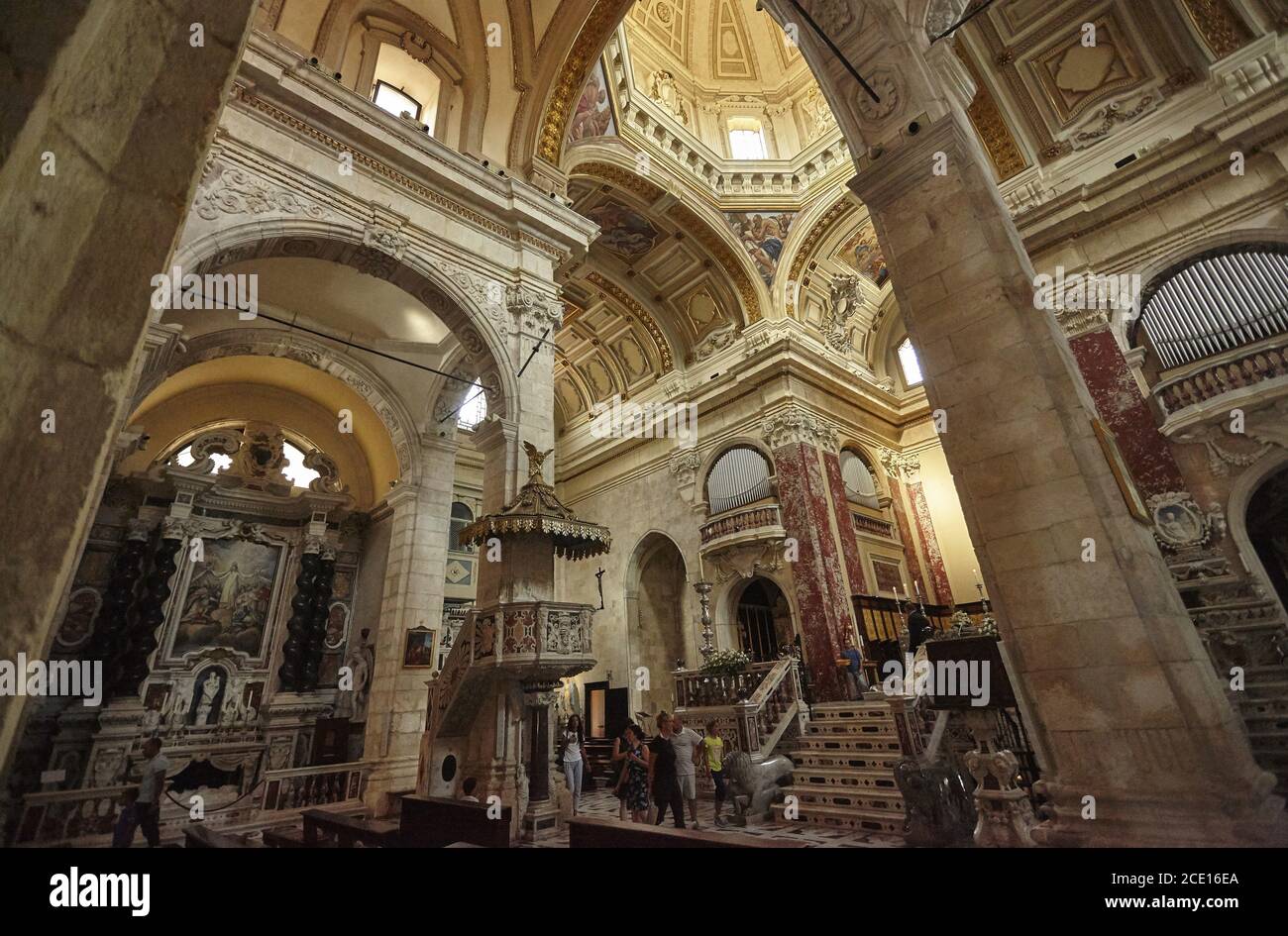 Interno di una chiesa cattolica Foto Stock