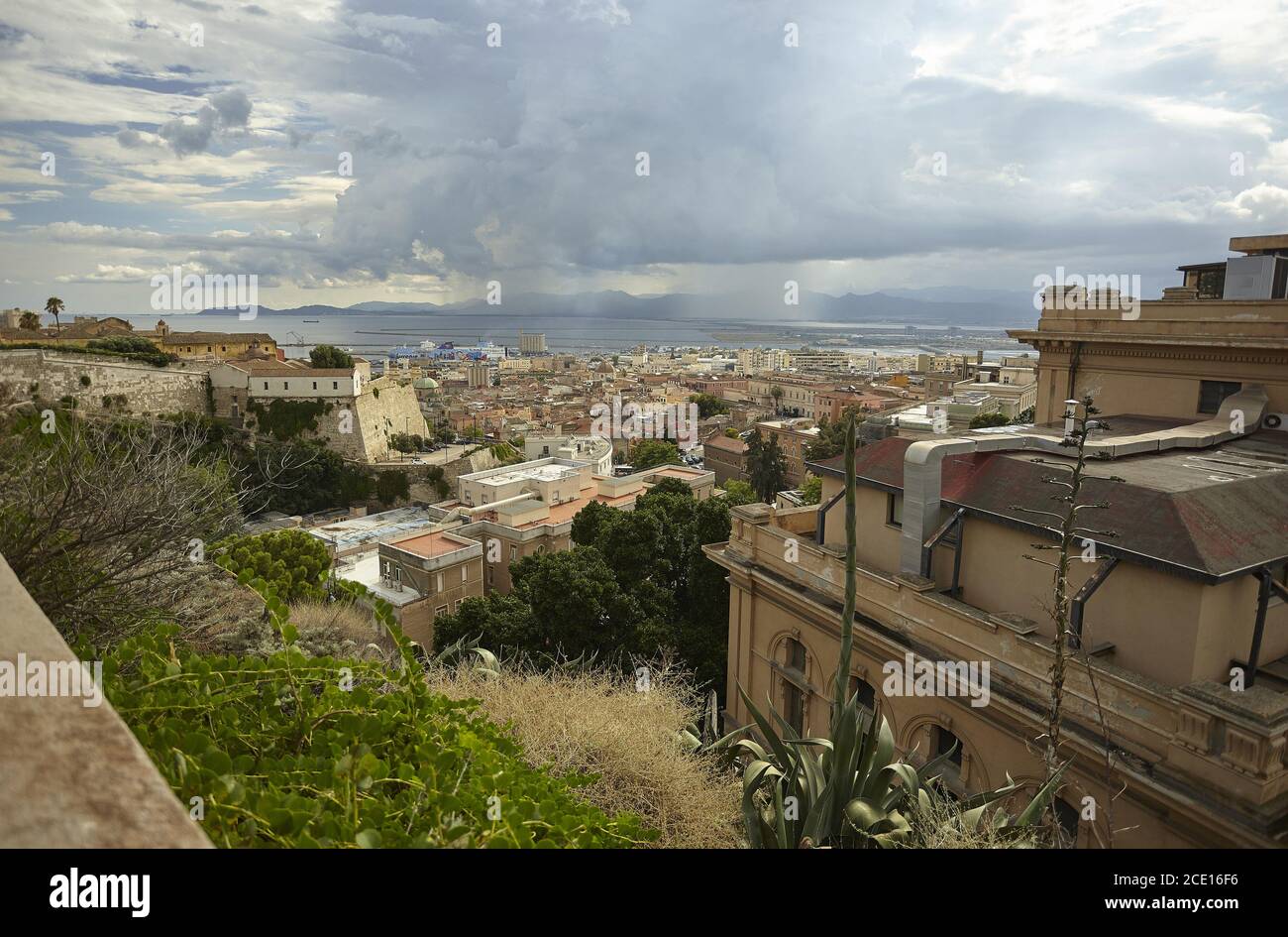 La tempesta che arriva sopra Cagliari Foto Stock
