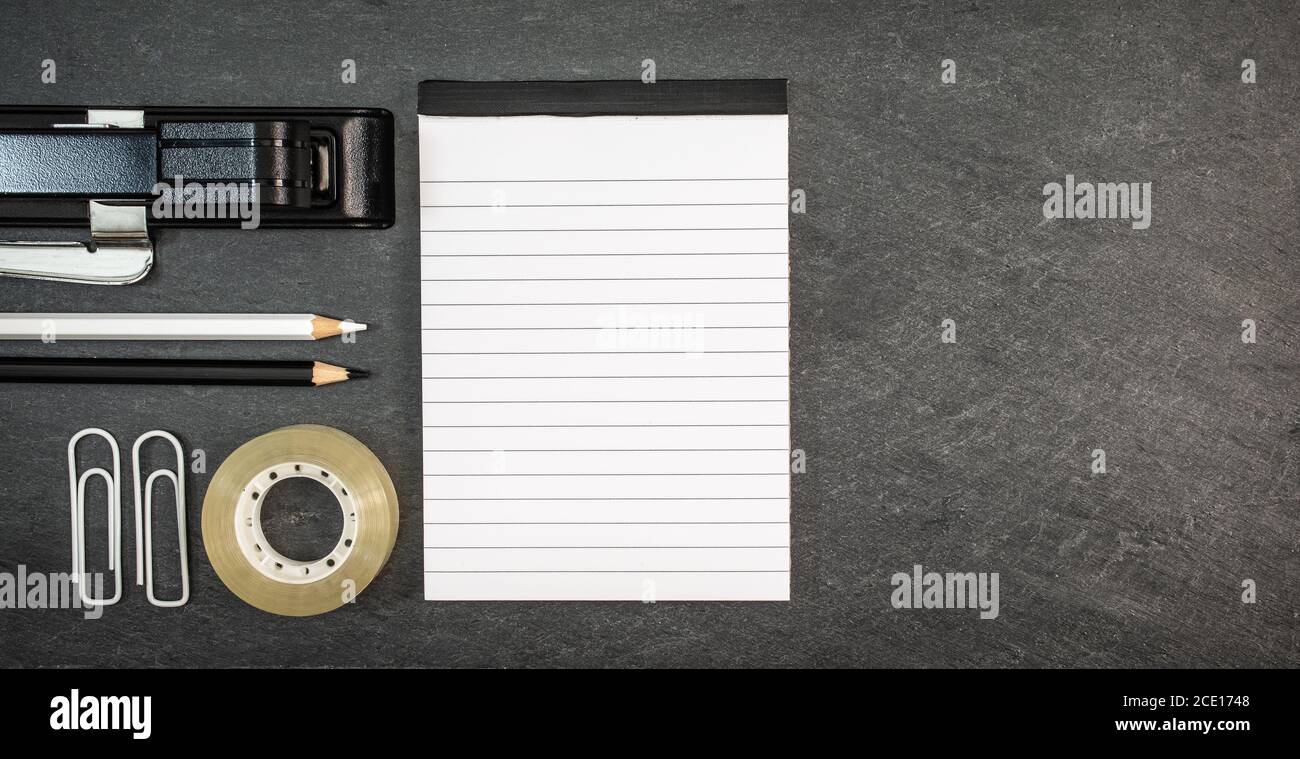 Vista dall'alto dell'opuscolo vuoto e degli accessori per ufficio o per la scuola. Foto Stock