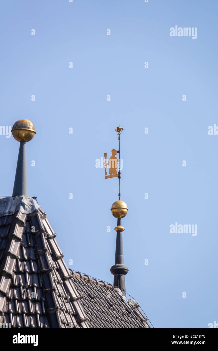 Figura d'oro su un tetto di Calw Germania Foto Stock