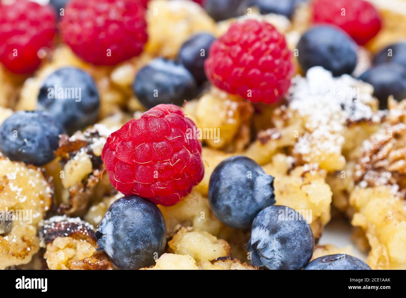 pancake tagliato e zuccherato con uvetta Foto Stock