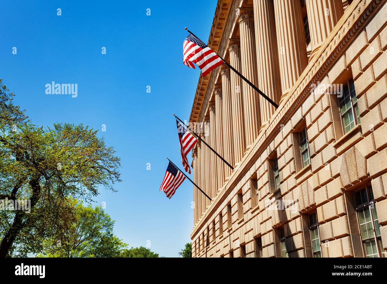 Bandiere degli Stati Uniti sull'amministrazione nazionale oceanica e atmosferica a Washington, DC Foto Stock