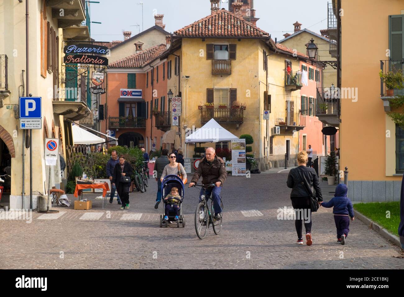 Antiquariato e mercato da collezione nella cittadina di bene Vagienna, Cuneo, Italia Foto Stock