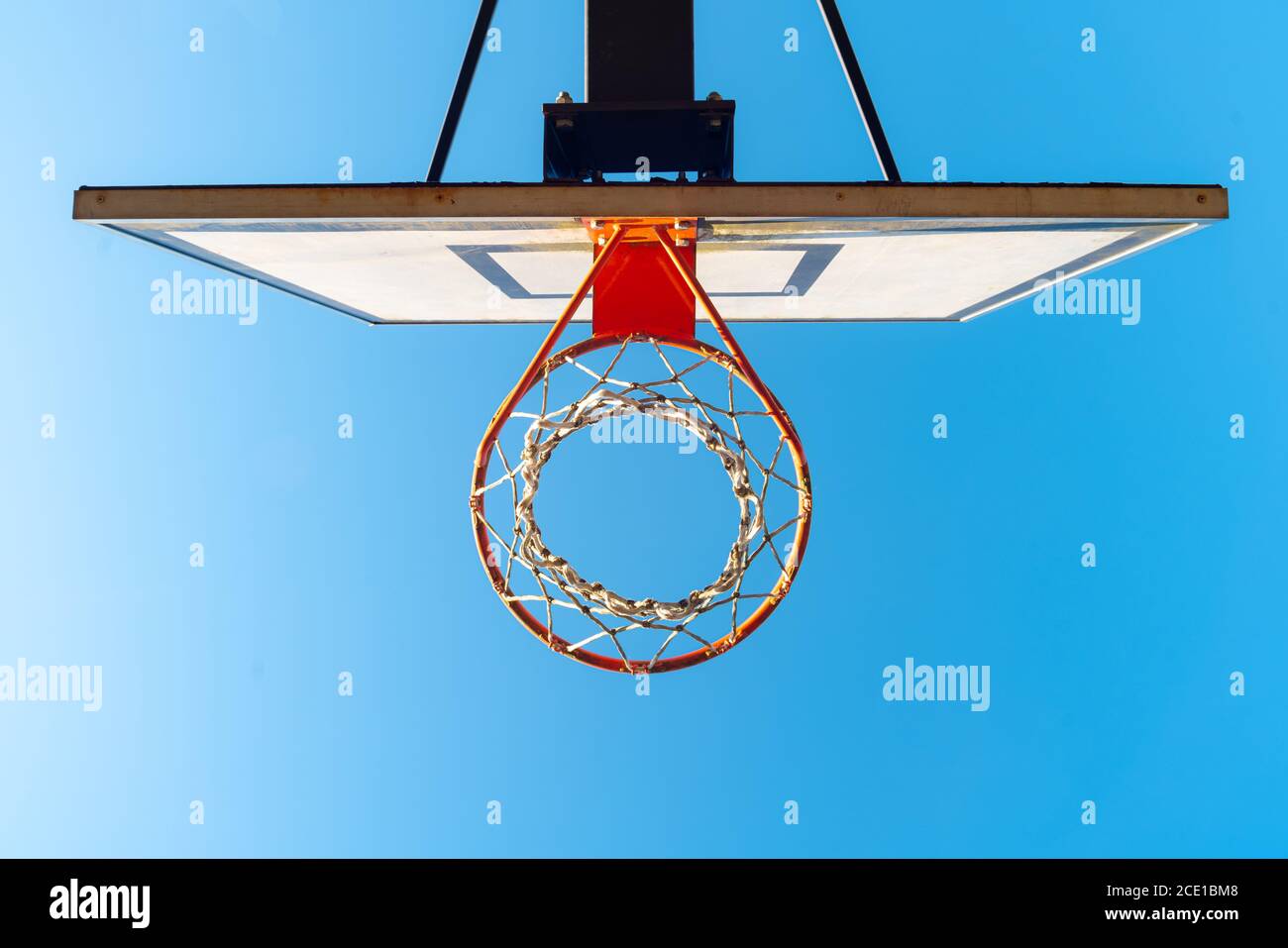 Basket di strada in una giornata di sole con cielo blu sullo sfondo. Gioco urbano giovanile. Concetto di successo, punteggio e vincita Foto Stock