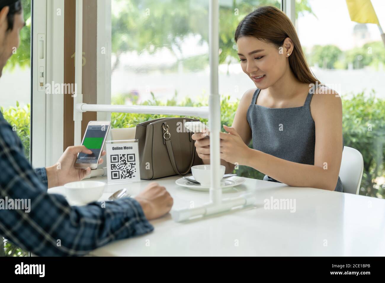Cliente asiatico scansione codice QR per menu online non nuovo ristorante normale Foto Stock
