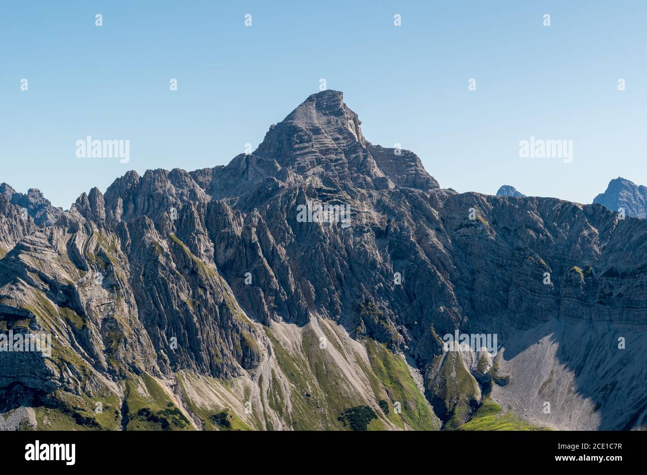 Vista sul monte Hochvogel, la montagna più alta della Allgäu e situata al confine tra Germania e Austria. Foto Stock