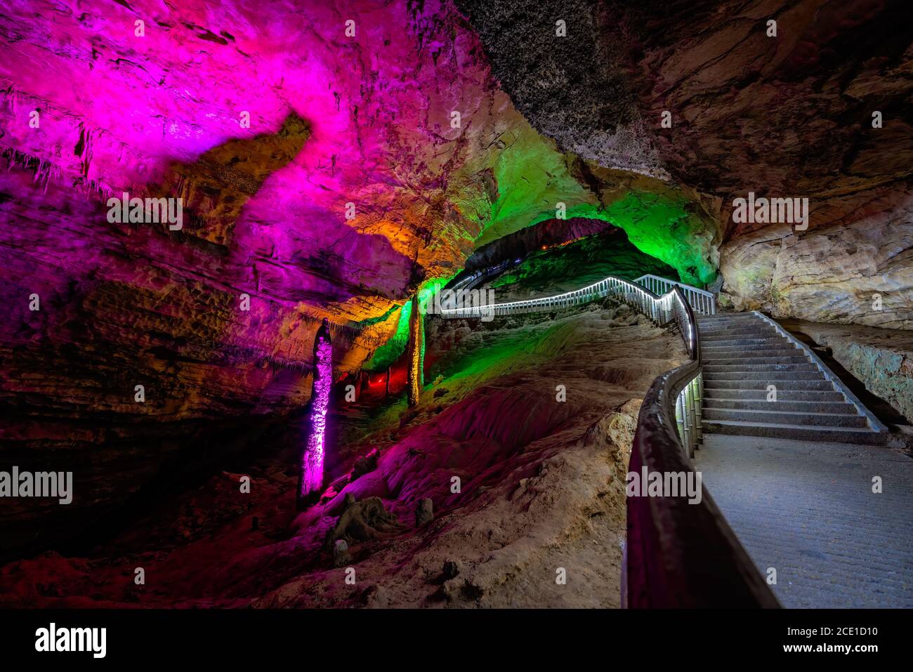 Scale illuminate all'interno della Grotta del Drago giallo di Huanglong Foto Stock