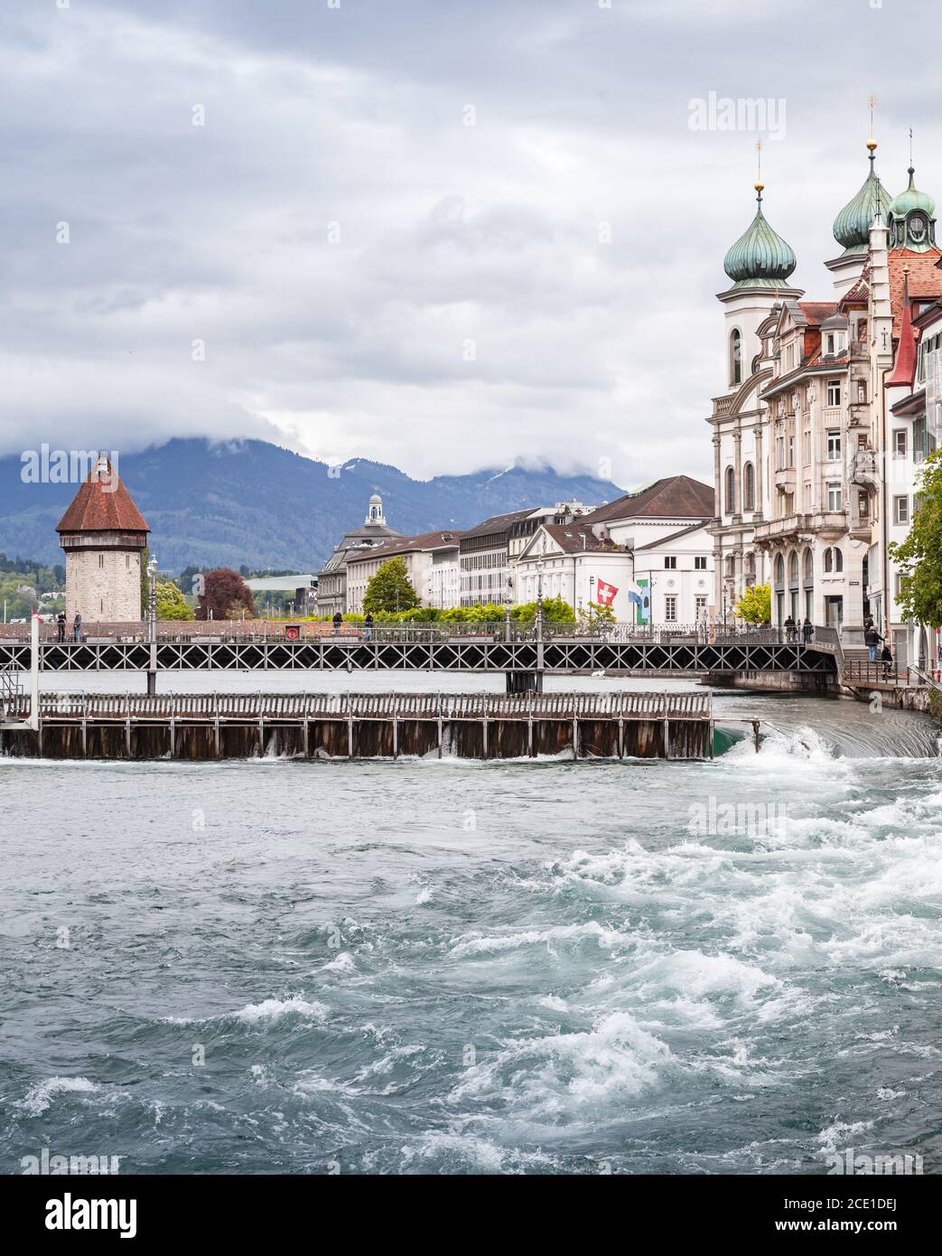 Vista sulla costa di Lucerna con vecchie case abitate e l'antica torre dell'acqua. Svizzera. Foto verticale Foto Stock Vista sulla costa di Lucerna con vecchie case abitate e l'antica torre dell'acqua. Svizzera. Foto verticale Foto Stock