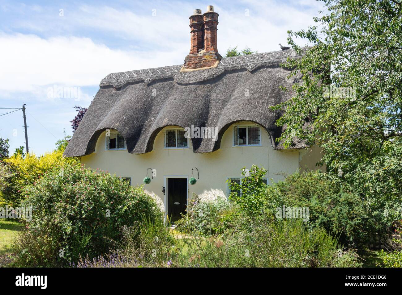 Cottage e giardino con tetto in paglia, il Villaggio, Old Warden, Bedfordshire, Inghilterra, Regno Unito Foto Stock