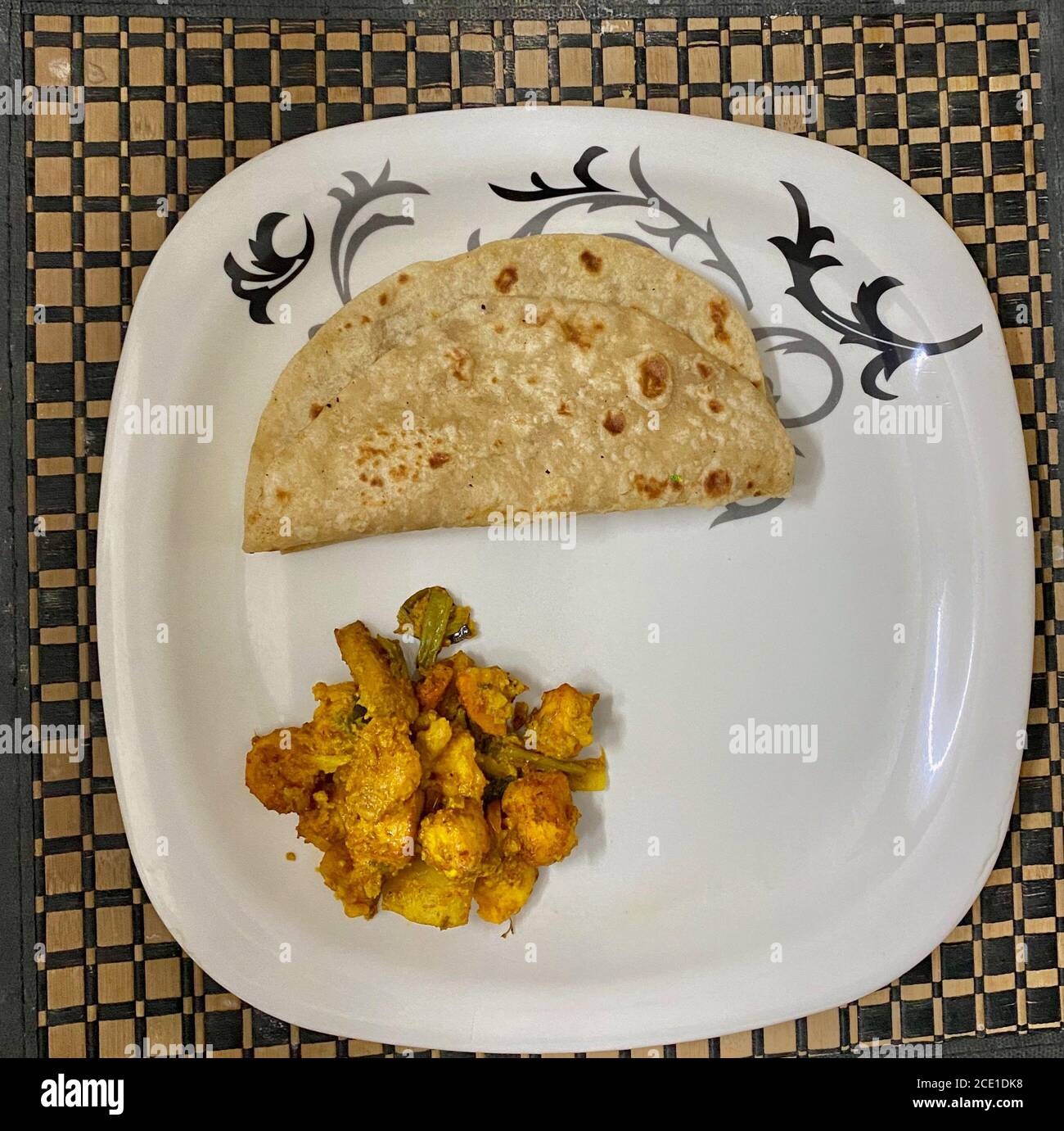 roti e mescolare il curry vegetariano pronto per essere servito una piastra Foto Stock