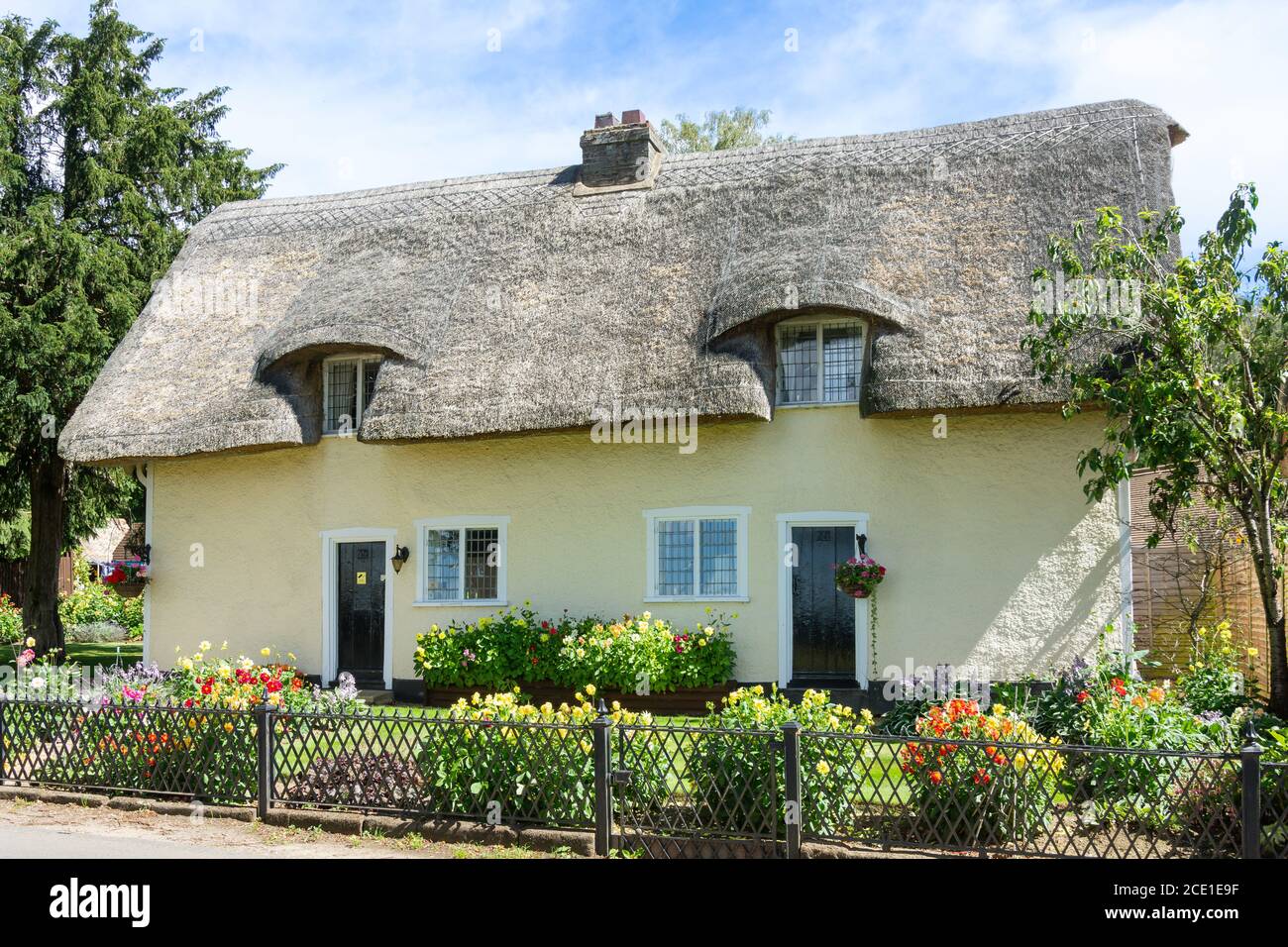 Cottage e giardino con tetto in paglia, il Villaggio, Old Warden, Bedfordshire, Inghilterra, Regno Unito Foto Stock
