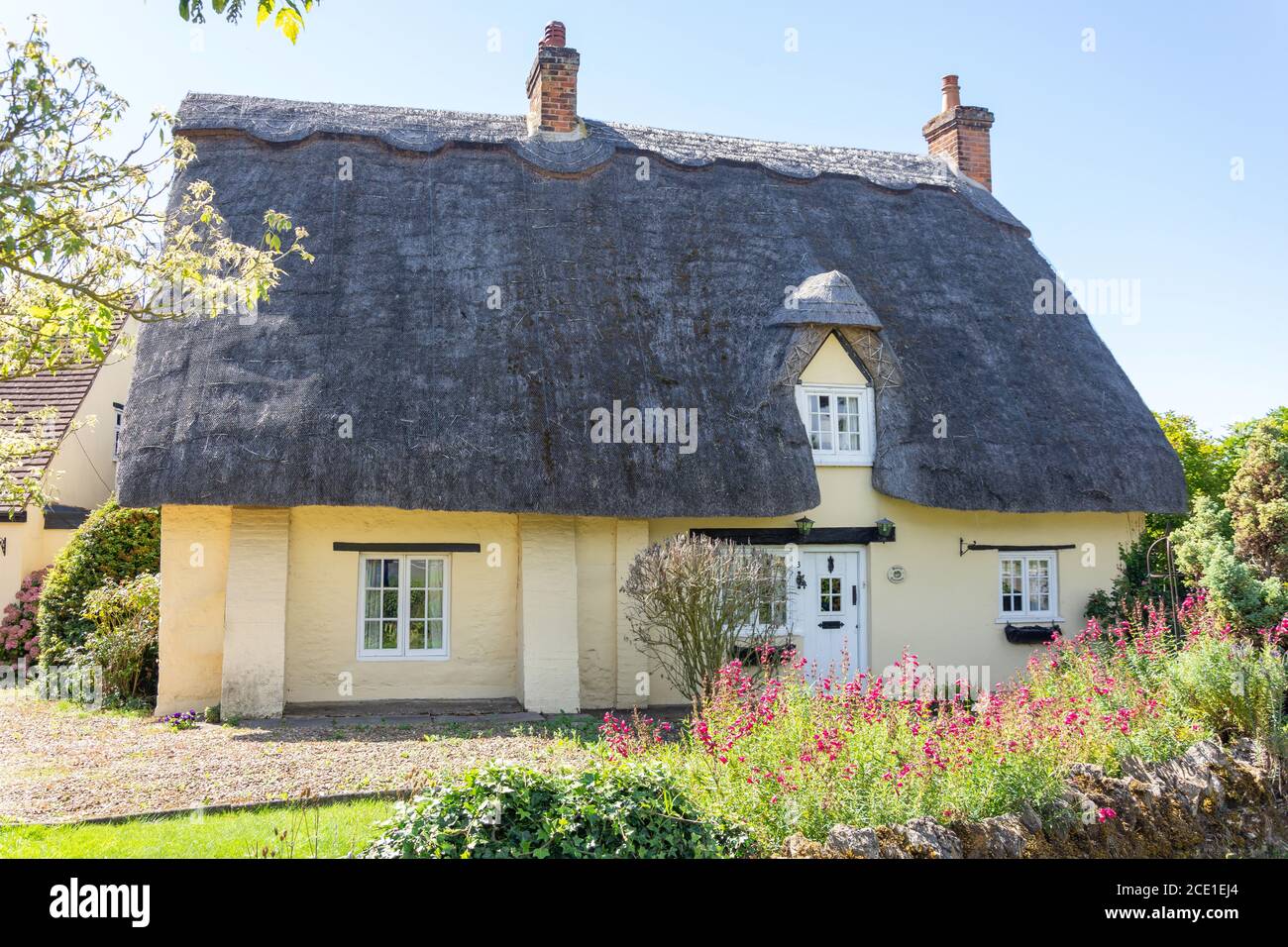 Cottage e giardino con tetto di paglia, The Green, Biddenham, Bedfordshire, Inghilterra, Regno Unito Foto Stock