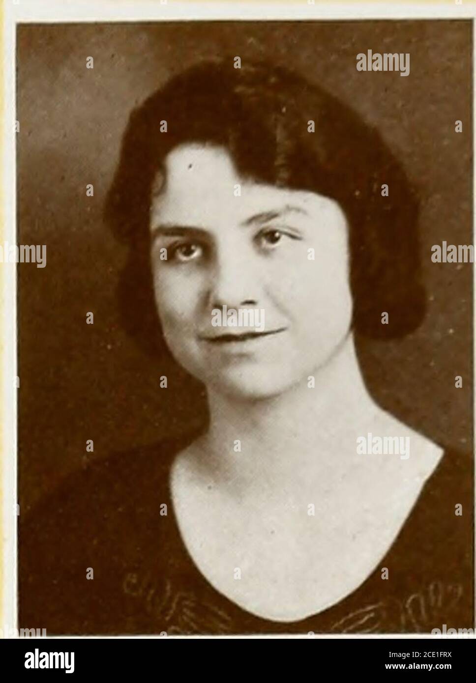 . Il record . fi IL RECORD. MAHOMET, Illiiois FREDA M. PIKE, certificato insegnanti, piano.Class Segretario-Tesoriere.Messia Chorus.Basketball, 1921-1922. Una semplice maiden m il suo flower.is vale un centinaio di stemmi. MARIE YOST Mendota, laureato in musica dell'Illinois. Pianoforte e voce. Laurea in musica pubblica. Gamma Phi. Consiglio di soriorità. Messia Coro. Y. W. C. A. GABINETTO. Per lei deemd nessuna nebbia di terra potrebbe dullThose spirito-occhi emozionante così acuto e bello. Foto Stock