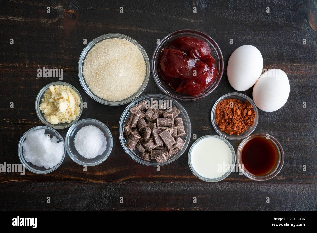 Raspberry Truffle Brownie ingredienti: Ingredienti utilizzati per la produzione di brownie senza glutine e latticini con ganache al cioccolato Foto Stock