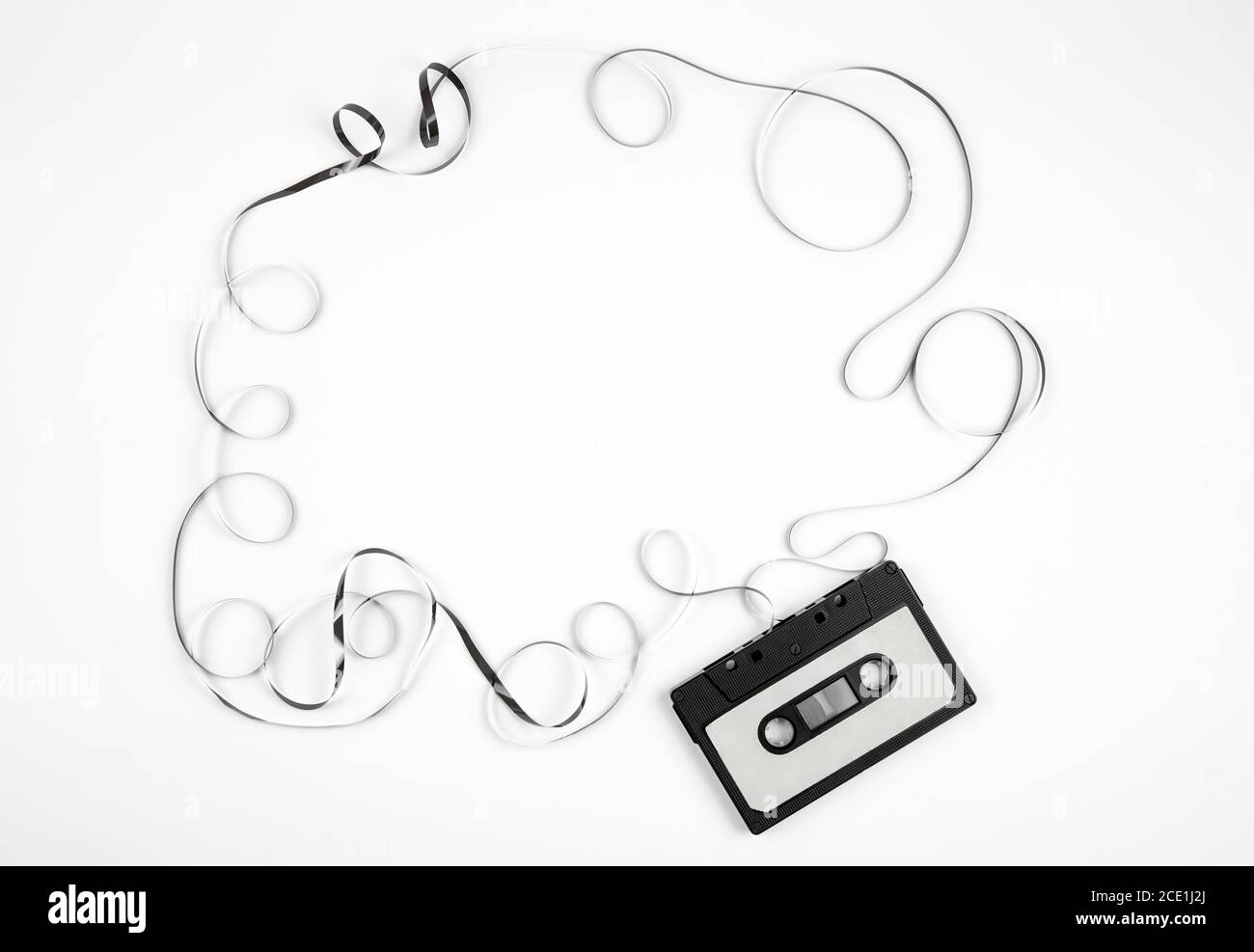 Cassetta analogica su sfondo bianco, cornice retrò anni '80, molto spazio vuoto per la copia. Foto Stock