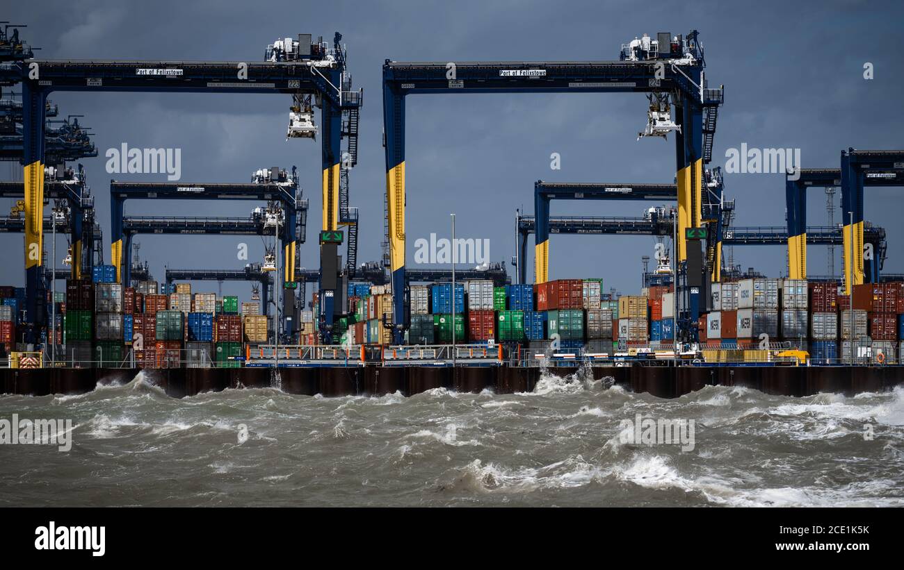 Tempesta per il commercio britannico - le onde si schiantano contro Felixstowe Dock Foto Stock