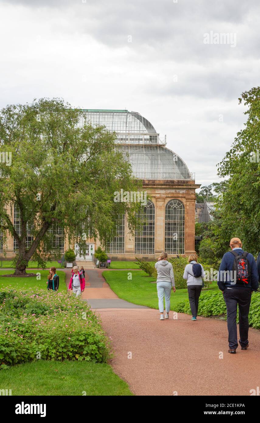I visitatori camminano verso Palm House, Royal Botanic Garden, Edinburgh Scotland UK Foto Stock