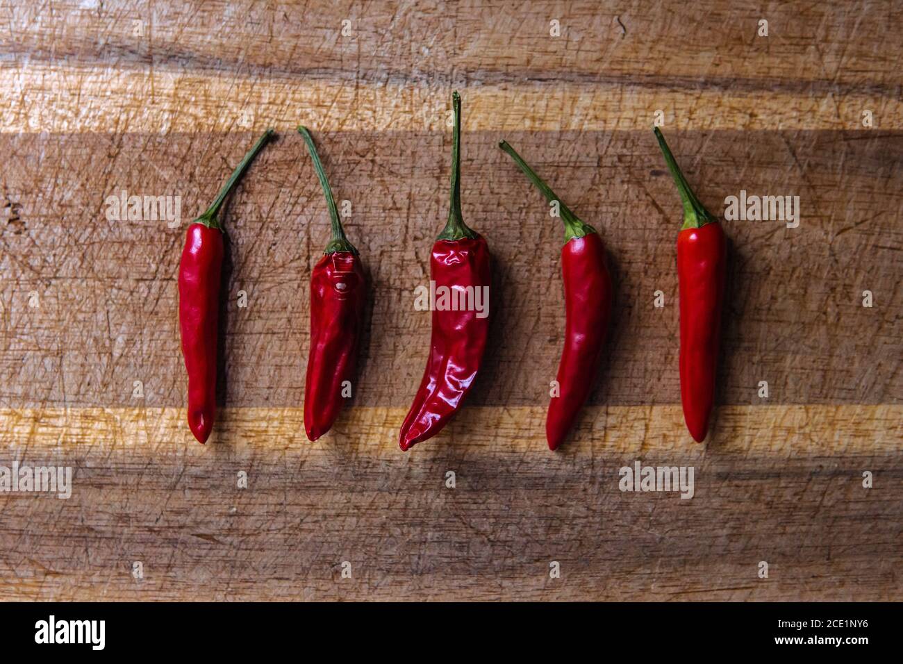 Peperoncino rosso su un tagliere Foto Stock