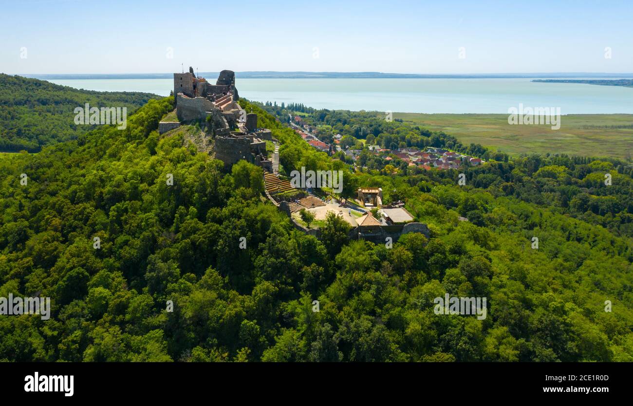Castello di Szigliget vista aerea in estate. Ungherese, paesaggio europeo. Foto Stock