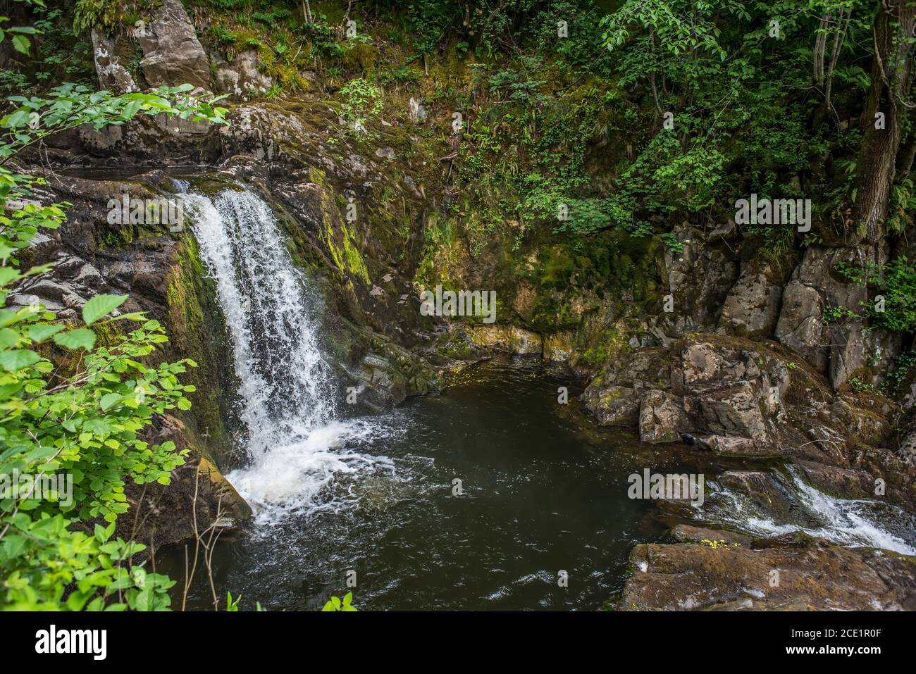 Cascata nascosta nelle profondità delle valli dello Yorkshire Foto Stock