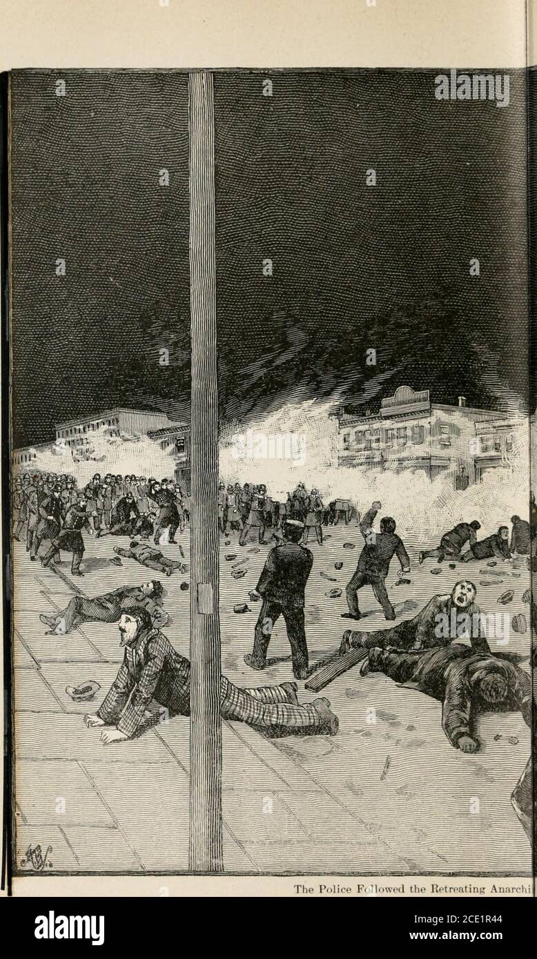 . Storia della polizia di Chicago dall'insediamento della comunità ai tempi attuali, sotto l'autorità del sindaco e del sovrintendente della forza sparare sfrenatamente, mormoratamente, non prendendo alcun obiettivo pensieroso. nessun pensiero di niente. Bonfield era stordito, come tutti erano, dall'esplosione, il butil era uno dei primi a riguadagnare la presenza della mente. Hardlyconoscendo che cosa fare, ma divining che qualcosa deve bedone e fatto rapidamente, il suo primo pensiero era di restaurare nelle file del suo m. Foto Stock