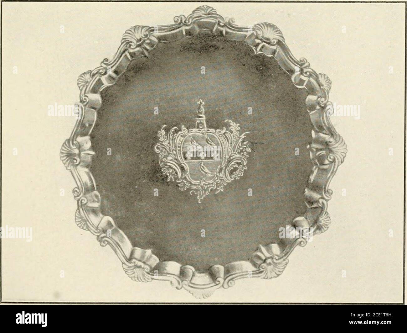 . Un racconto storico delle famiglie Ely, Revell e Stacye che furono tra i fondatori di Trenton e Burlington nella provincia del West Jersey 1678-1683, con la genealogia dei discendenti Ely in America . CAFFETTIERA d'argento, inzagliata e ripusa, incisa con le braccia di Stacye; con manico in avorio; incisa con le braccia di Stacye; realizzata da Wm. Grundy of Goff Square; per il 1779-80: BOLLITORE DA TÈ E STATIVO (con lampada) di argento, ripusse e inchillato, con manico in legno; marchio di John Scofield di Bell Yard; inglese: London hall-markEnglish: London hall-mark per il 1753-4.. SALXER in argento, inciso con Foto Stock