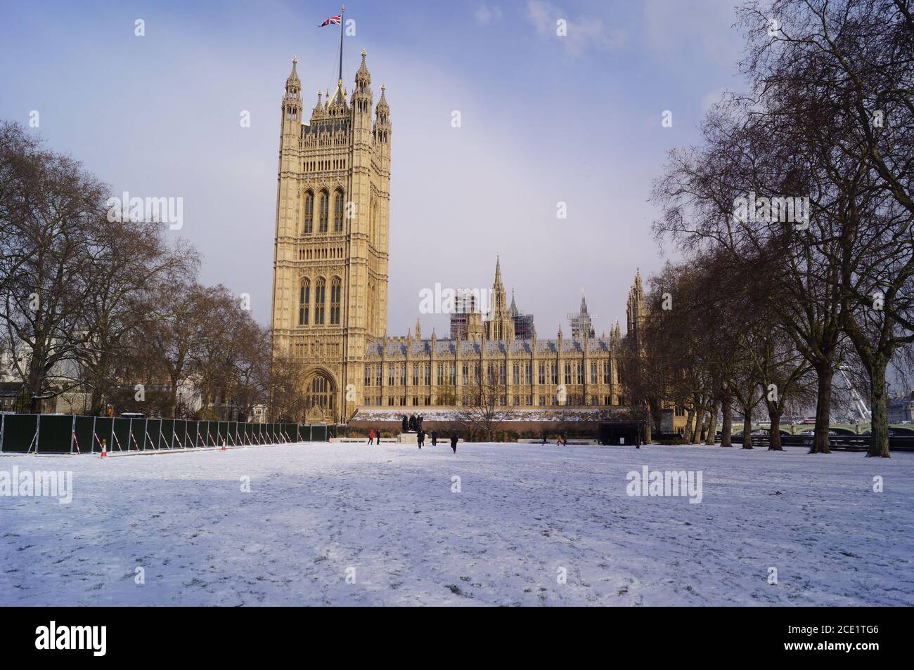 Londra, Regno Unito: Vista del Victoria Tower Garden e del Palazzo del Parlamento dopo una nevicata Foto Stock