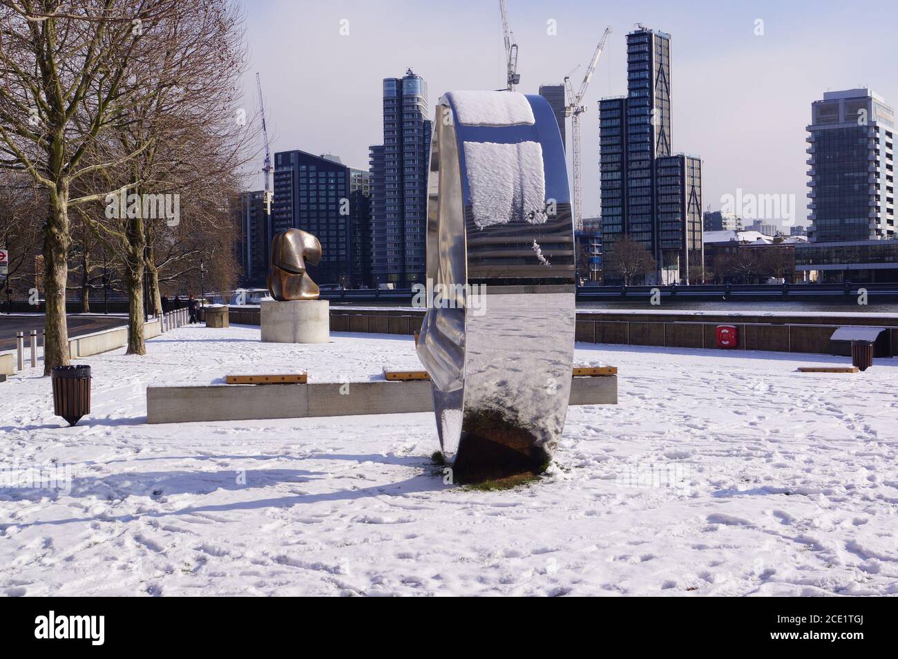 Londra, Regno Unito: Una vista del Riverside Walk Gardens a Millbank dopo una nevicata Foto Stock