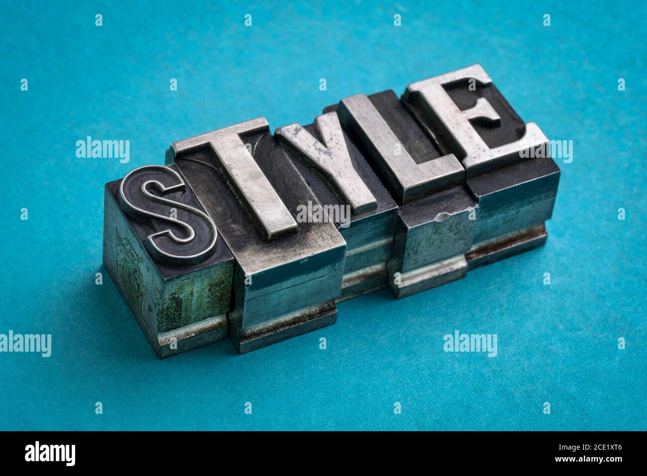 stile parola astratto in gritty vintage letterpress metallo tipi, misto font, moda, design e concetto di formato Foto Stock