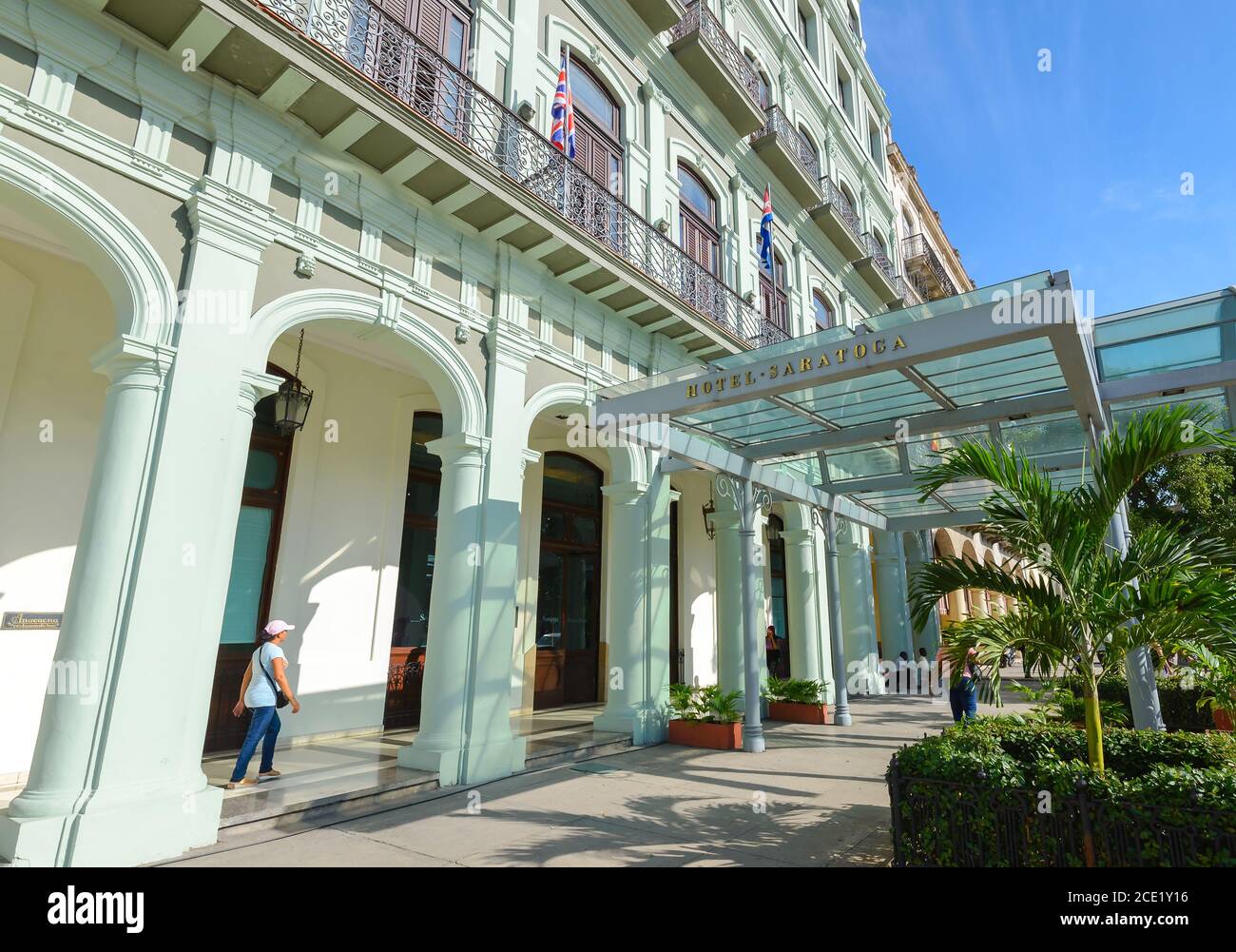 Ingresso del Saratoga Hotel a Old Havana, Cuba. Famosa opzione di alloggio per i turisti che visitano la Habana. Portico o portico dell'Hotel Saratoga. Foto Stock