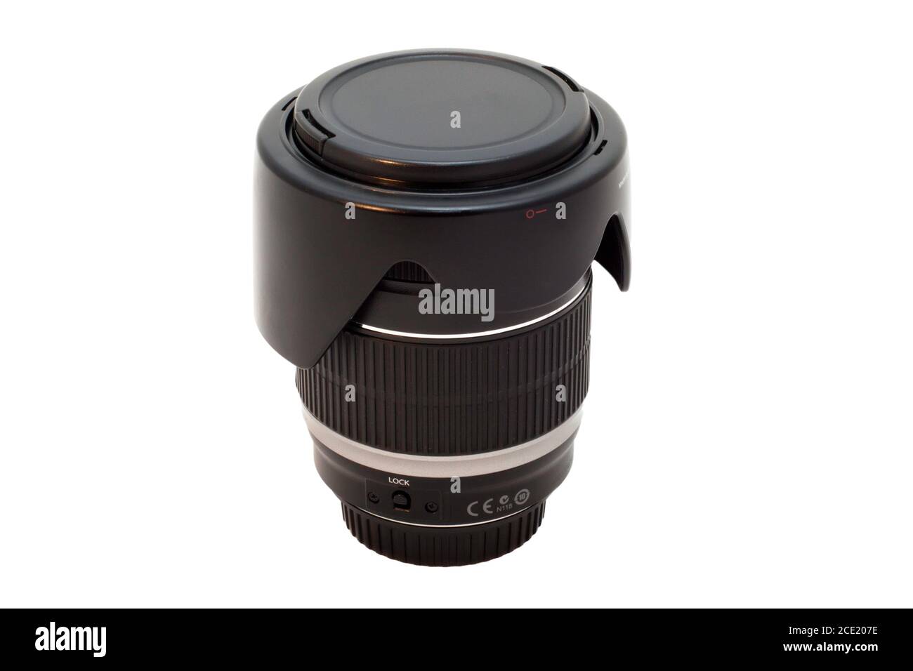 Obiettivo per fotocamere SLR primo piano su sfondo bianco Foto Stock