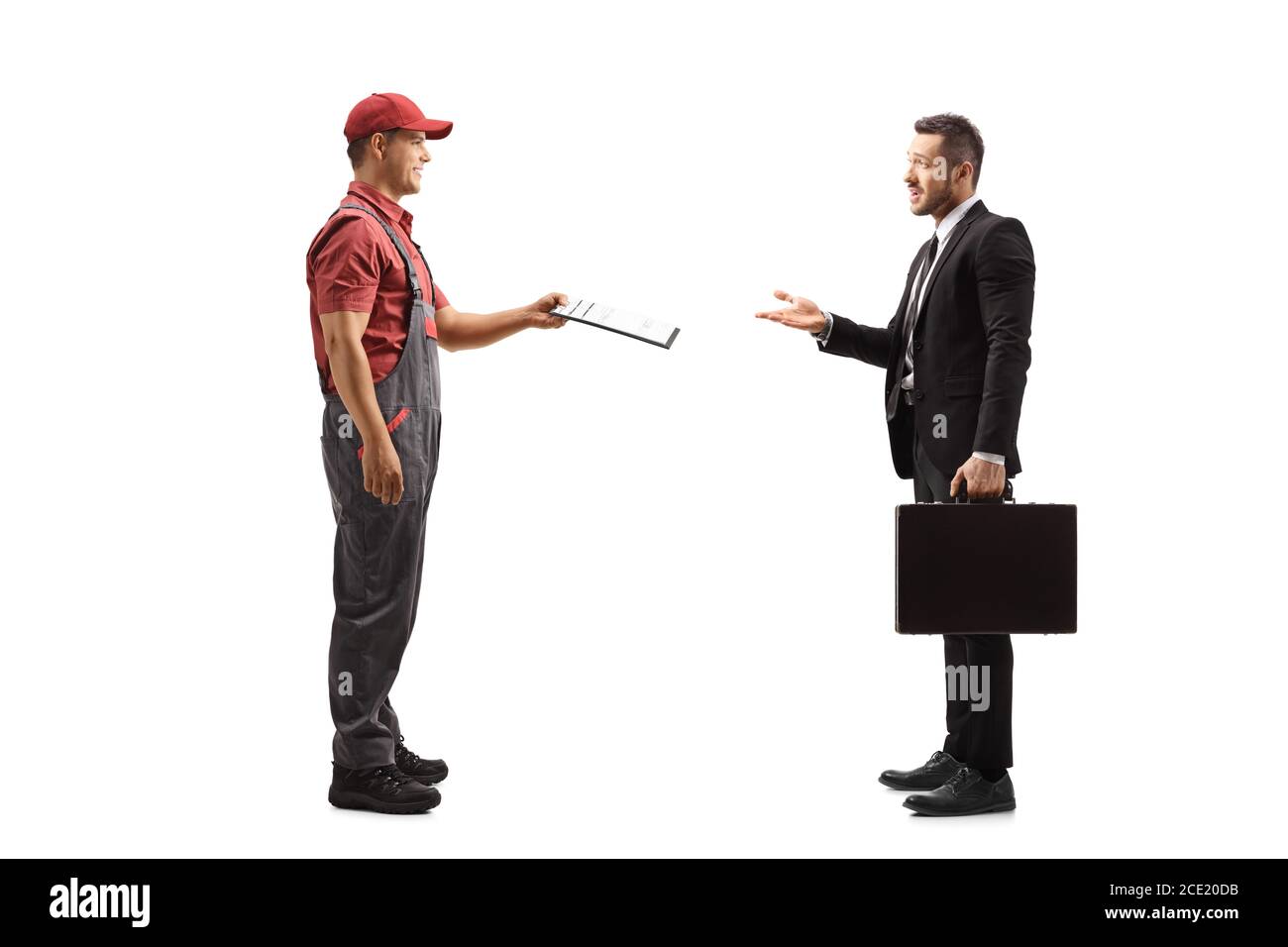 Scatto di profilo a lunghezza intera di un corriere maschio che consegna un documento ad un uomo d'affari isolato su sfondo bianco Foto Stock