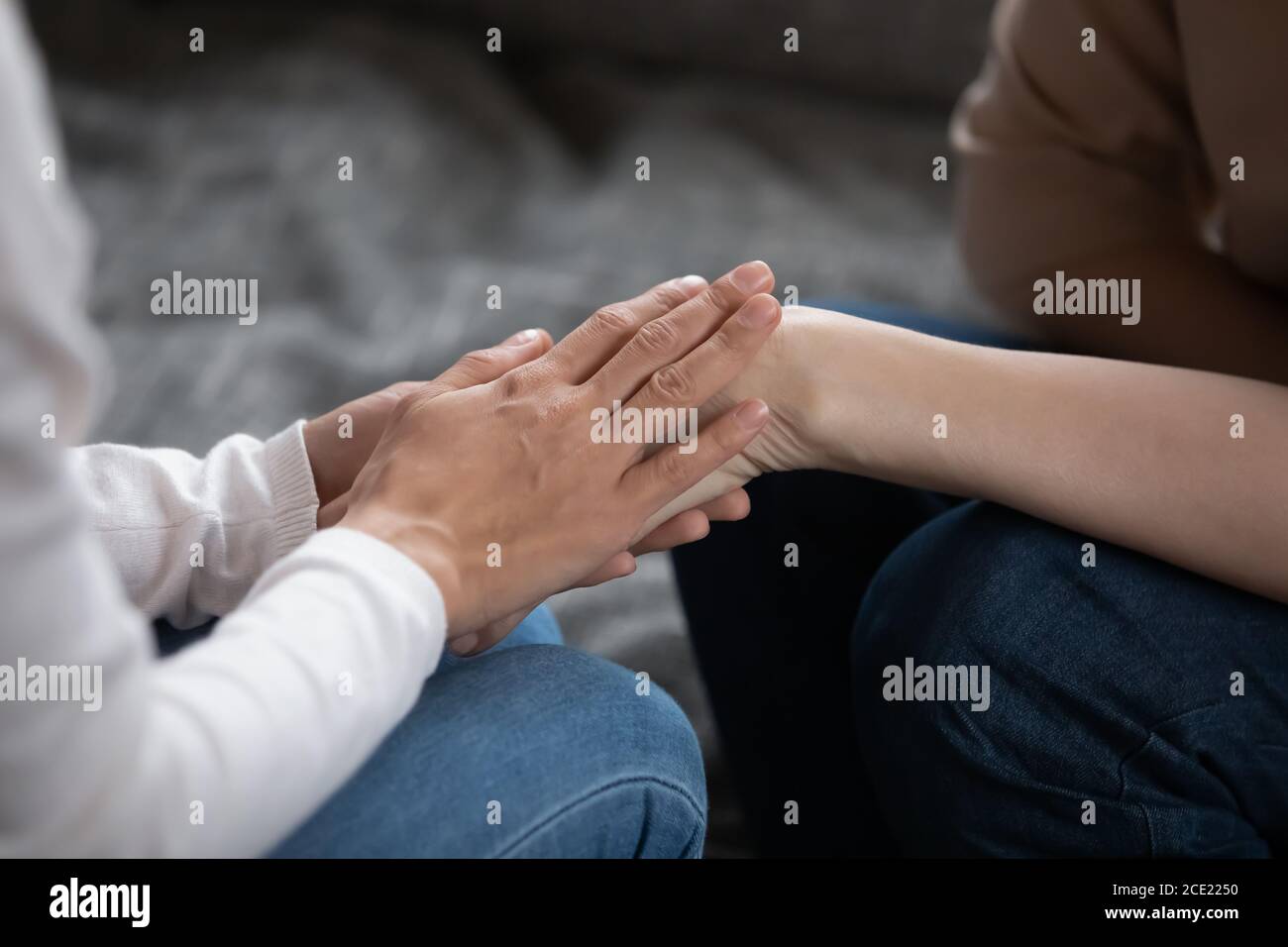 Amare la famiglia multigenerazionale premurosa fare la pace. Foto Stock