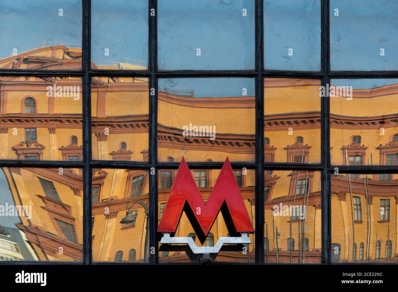La lettera 'M' - l'emblema della metropolitana di Mosca, Russia Foto Stock