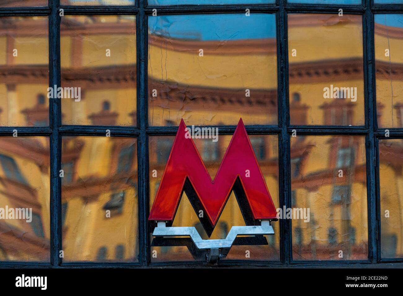 La lettera 'M' - l'emblema della metropolitana di Mosca, Russia Foto Stock