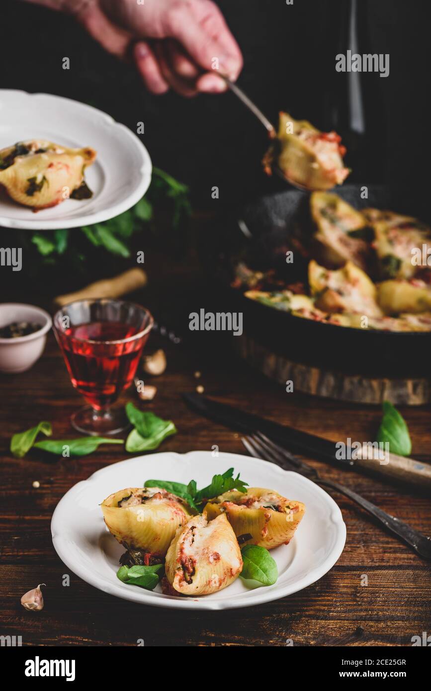 Pasta ripiena di manzo macinato, spinaci e formaggio Foto Stock