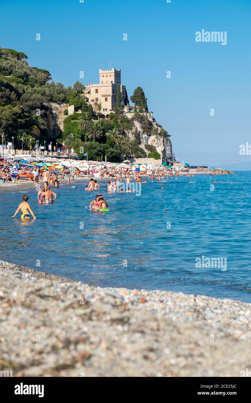 Spiaggia e persone che nuotano in mare a finale Ligure, Liguria, Italia Foto Stock