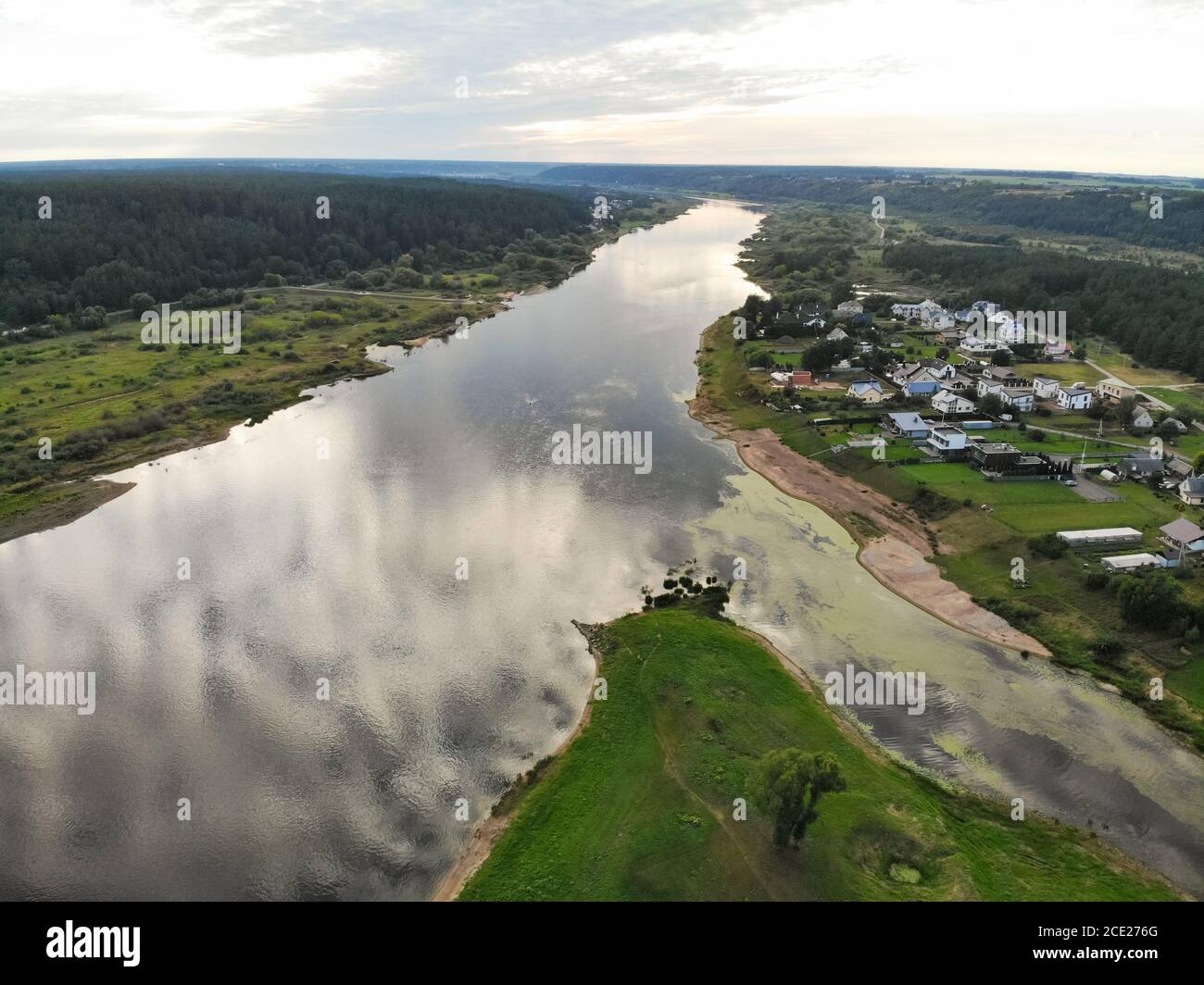 La splendida confluenza dei fiumi Nemunas e Nevezis è vicina alla città di Kaunas E Raudondvaris in Lituania Foto Stock