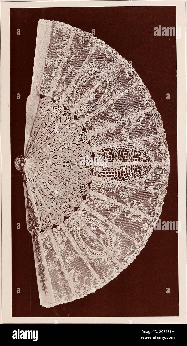 . Una storia di merletti fatti a mano : si è parlato dell'origine del merletto, della crescita dei grandi centri del merletto, del modo di fabbricazione, dei metodi di distinzione e della cura di vari tipi di merletti . sono stati attribuiti, forse più campioni mai lasciato gli studi dei maestri; sia questo come può, i ventilatori verniciati sono seldomsigned. La modalità medaglione aggraziata ha avuto un successo speciale quando applicata al lacedesigning, ed è ancora largamente utilizzata nel pizzo Duchesse, che spesso mostra medaglioni di lavoro squisitamente fine; delicati spruzzi di ago-punta sono lavorati su tothe vrai reseau o ago fine Foto Stock