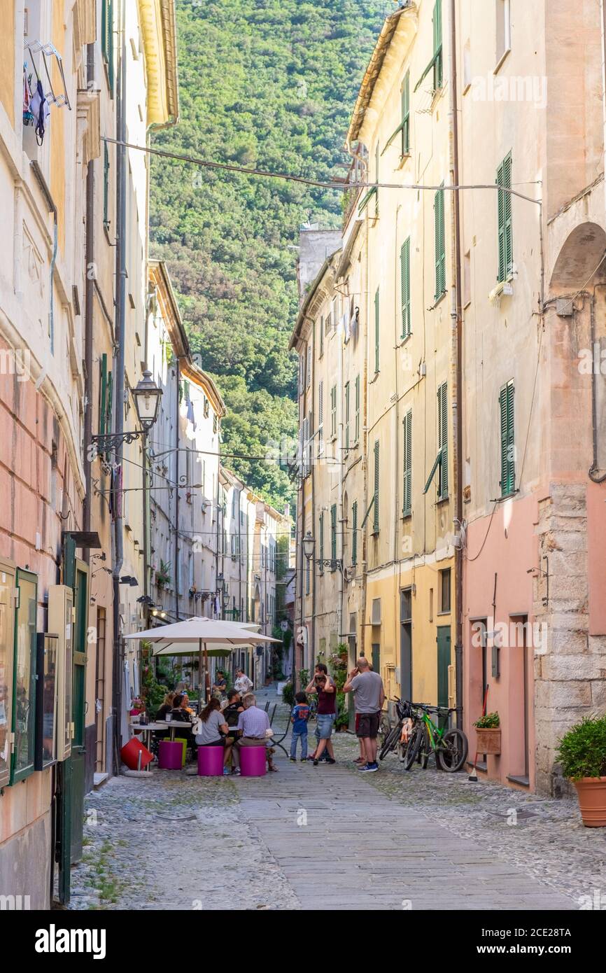 Persone e vecchi edifici nel centro storico di Finalborgo, finale Ligure, Liguria, Italia Foto Stock