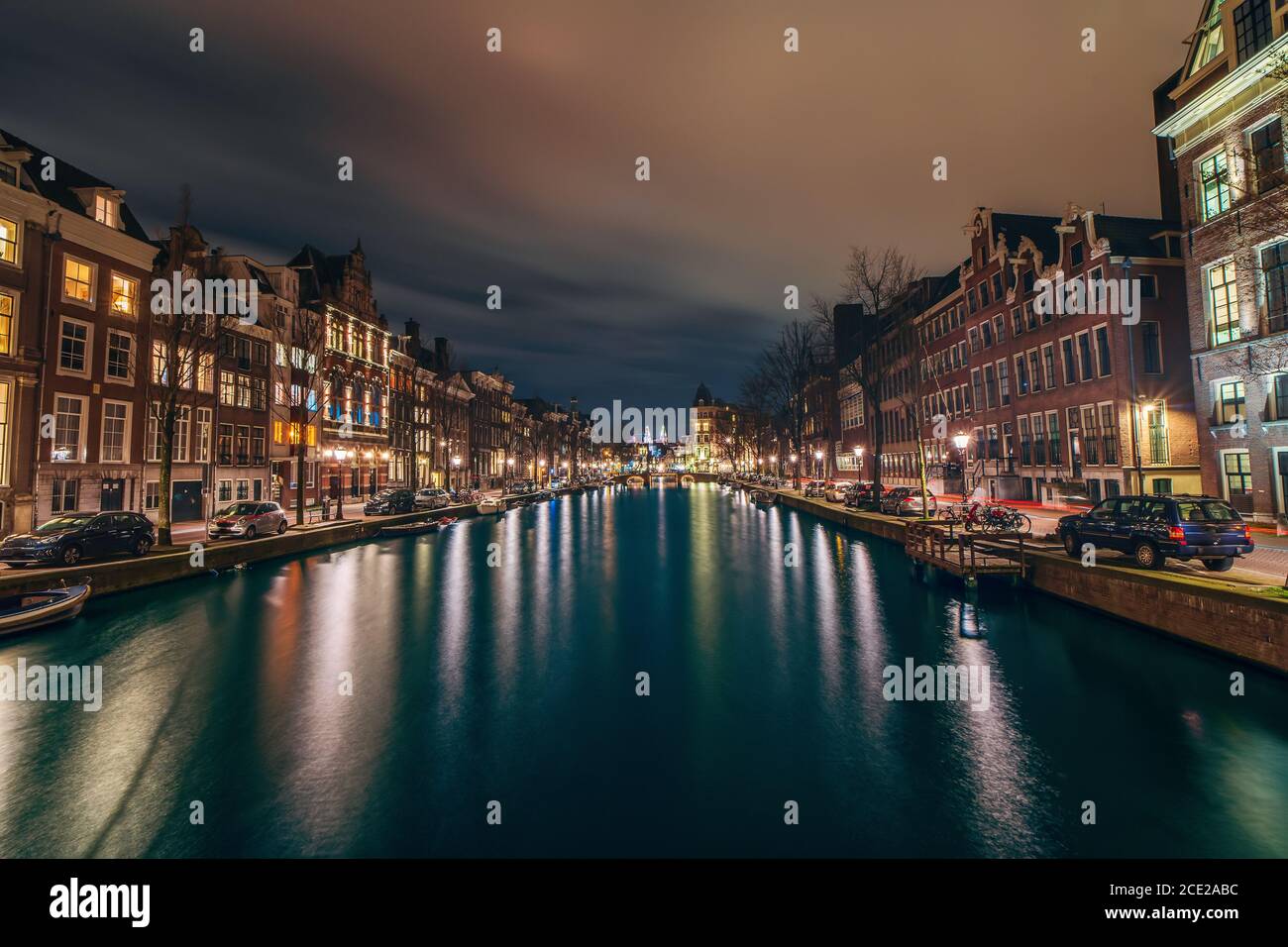 Vista notturna del canale di Amsterdam e delle vecchie famose case da ballo, Paesi Bassi. Foto Stock